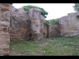 03061 ostia - castrum - decumanus maximus - caseggiati del portico delle mura del castrum (i,i,1) - oestlicher raum an der via di diana - ostseite - 09-2022.jpg